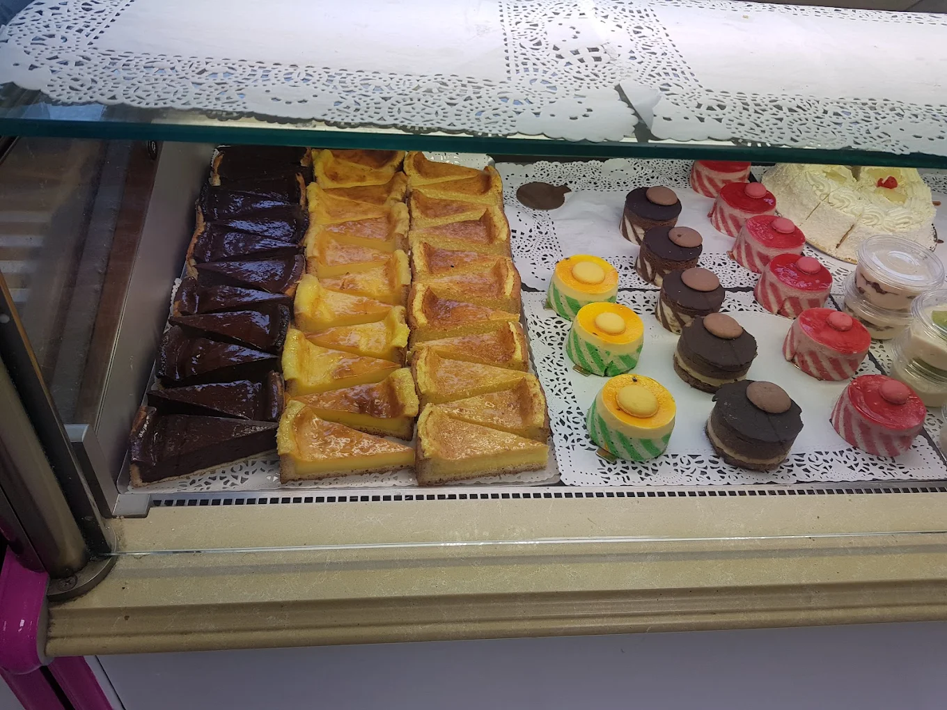 Vitrine de pâtisseries et desserts fins