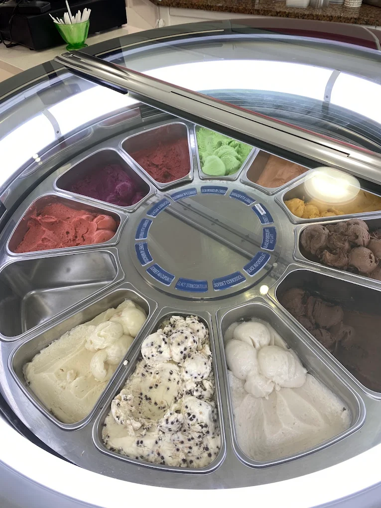 Comptoir de glaces artisanales multicolores