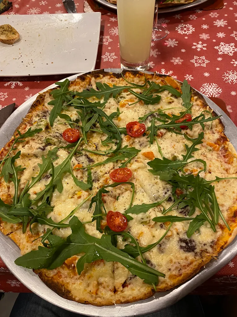 Pizza artisanale fraîchement sortie du four