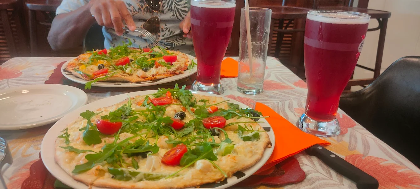 Autre pizza servie en salle