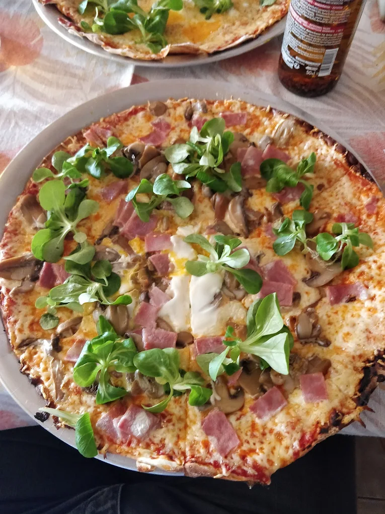 Pizza partagée à table