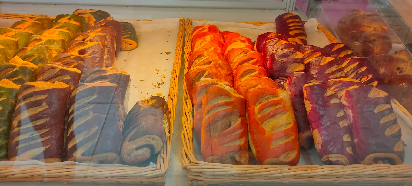 Vitrine de viennoiseries : croissants, pains au chocolat, chaussons