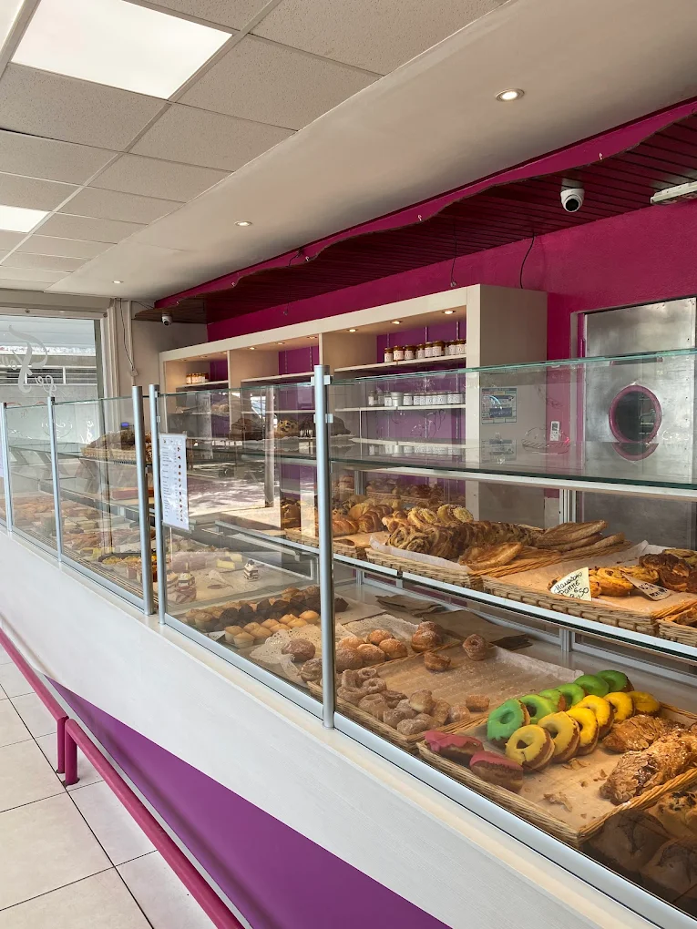 Intérieur chaleureux de la boulangerie Le Fournil du Bourg